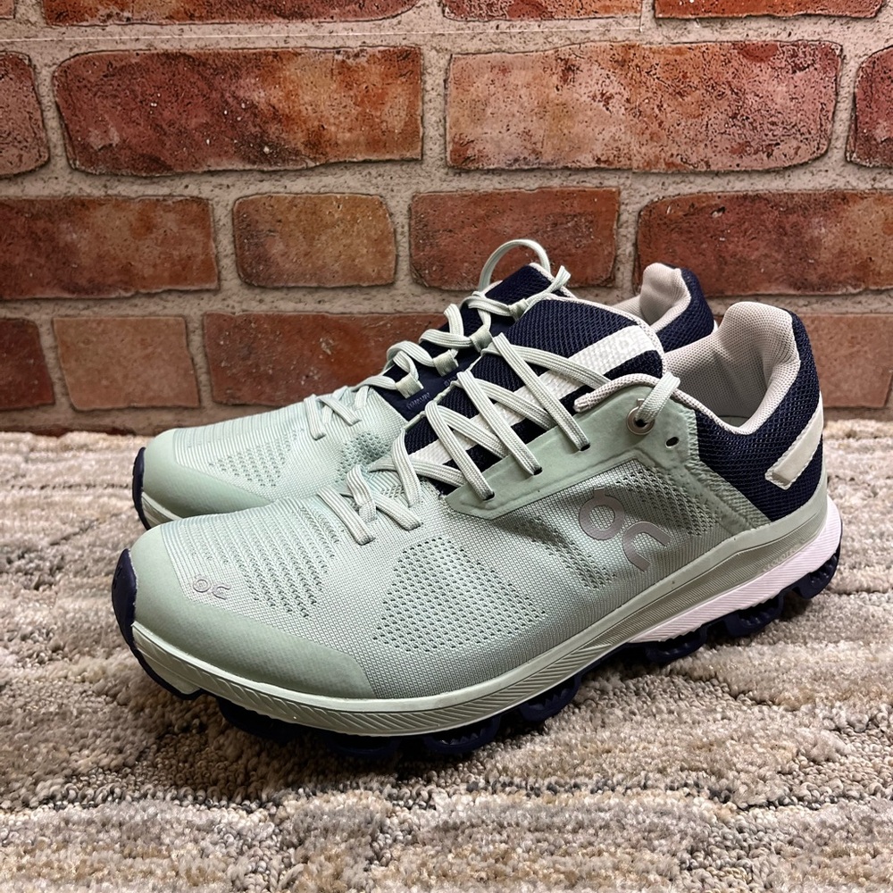 On cloud shoes women’s size 10